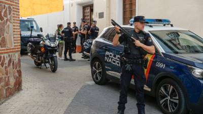 Agentes de la Policía Nacional custodian este viernes la entrada al juzgado de Illescas (Toledo) donde han sido llamados a declarar dos de los supuestos autores del asesinato a tiros en Madrid de Borja Villacís. Foto: EFE