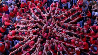 Imagte zenital de la pinya de l’intent desmuntat de 7 de 8 dels Nens del Vendrell en la primera ronda de la diada de la Fira de Santa Teresa de la capital de la comarca del Baix Penedès. FOTO: jordi marsal/ACN