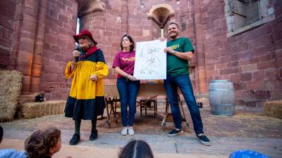 La dibujante Pilarín Bayés dio el pregón explicando una historia a través de sus dibujos. foto: marc bosch