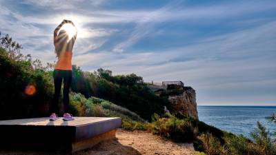 El Mirador de les Ànimes es un espacio ideal para conectar con el entorno, a través del yoga. FOTO: Patronato Municipal de Turismo de Salou