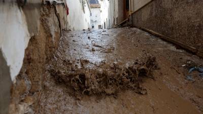 Imagen del estado en que ha quedado una de las calles de Chiva. Foto: EFE