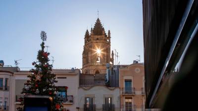 L’instant precís en què els raigs de sol han passat pels finestrals del campanar de la Prioral. Foto: Marc Bosch