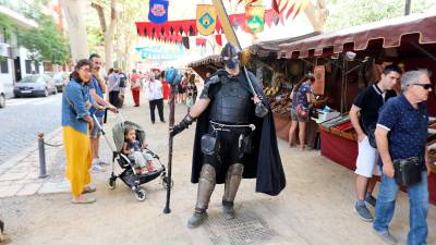 Por el mercado se pueden ver personajes de época medieval. FOTO: Alba Mariné