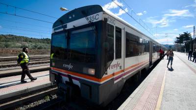 Un tren de la R-15 estacionado en Móra la Nova. Foto: Joan Revillas