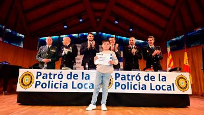 El joven Dylan recibió la distinción de los cuerpos de seguridad. FOTO: RAMON COSTA