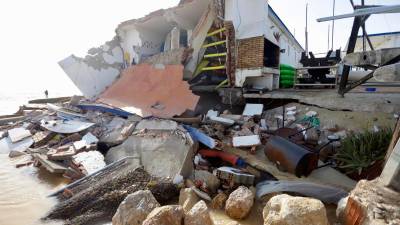 Destrozos en el Club de Vela de la Platja Llarga. Foto: Marc Bosch