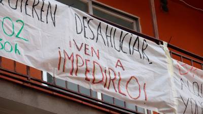 Pancarta contra un desahucio en un piso de Torreforta. Foto: ACN