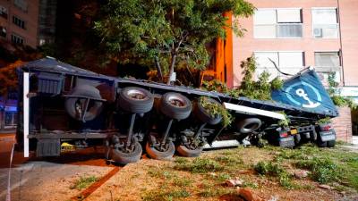 El camión de gran tonelaje accidentado en el centro de Lleida. Foto: Ajuntament de Lleida