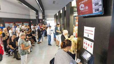 Imagen de las colas en la estación de autobuses de Tarragona. Foto: Àngel Ullate