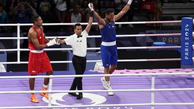 Reyes, tras ser proclamado ganador de su combate. FOTO: EFE