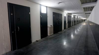 Un pasillo de la cárcel de Mas d’Enric con las puertas cerradas de las celdas. Foto: DT