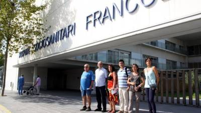 Representantes sindicales y del comité de empresa, ayer por la mañana, frente al Hospital Sociosanitari Francolí. Foto: acn