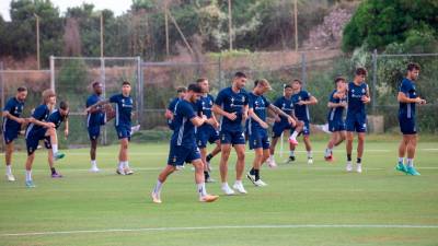 Los jugadores del Nàstic se han ejercitado en la tarde del lunes sobre el Anexo del Nou Estadi. Fotos: Marc Bosch