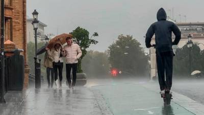 La Agencia Estatal de Meteorología (Aemet) ha elevado a naranja el riesgo de lluvias intensas en la Sierra Morena de Sevilla, por lo que toda la provincia se encuentra en el mismo nivel de riesgo hasta las 18.00 horas. Foto: EFE