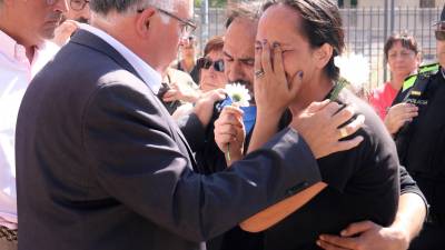 Los padres de la chica de 16 años que falleció el lunes atropellada en las vías del tren en Montcada reciben el pésame del alcalde de la ciudad, Bartolo Egea, en el acto de homenaje a la joven. Foto: ACN