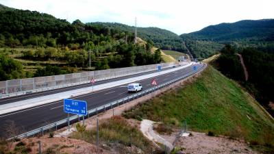 Varios coches circulando por la A-27 antes o después de salir del túnel de coll de Lilla. Foto: ACN