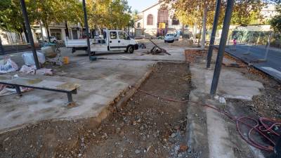 Estat actual de les obres a la plaça del mercat de Flix. foto: joan Revillas