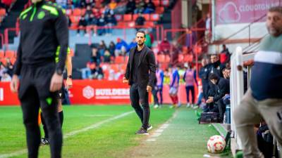 El entrenador del Nàstic, Dani Vidal, en la banda del Nou Estadi durante el partido ante el Andorra. Foto: Marc Bosch