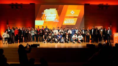 Todos los ganadores posan juntos en el Auditori de la Fira de Reus. Fotos: Alba Mariné