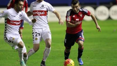 Bouzón y Calavera persiguen de cerca a un jugador del Osasuna ayer en el encuentro disputado en El Sadar. Foto: Javier Sesma/Diario de Navarra