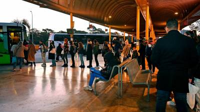 A l’estació de l’avinguda de Salou, a Reus, es formen llargues cues de viatgers a primera hora. Foto: Alfredo González