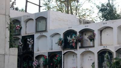 Nichos con flores del cementerio de Montgat. Foto: ACN