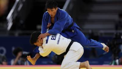 García Tomé se enfrenta al kazajo Gusman Kyrgyzbayev durante su combate eliminatorio de judo masculino en la categoría de -66 kilos de los Juegos Olímpicos de París 2024 este domingo en París. FOTO: EFE