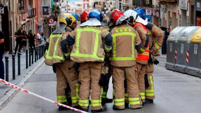 Los Bomberos antes de entrar en un edificio con riesgo de derrumbamiento en la calle Unió de Tarragona. Foto: ACN