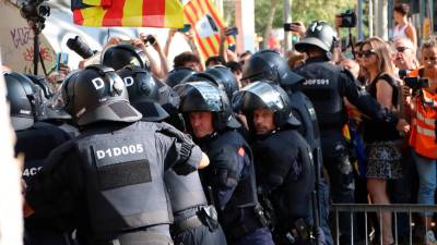 Manifestants amb les tanques a punt de cedir al Parc de la Ciutadella. Foto: ACN