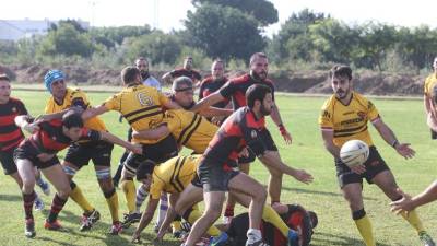 El presidente dels Voltors de TGN, Andrés Lechuga, en el centro de la imagen con la camiseta del Reus en un duelo de esta temporada. Foto: alba mariné