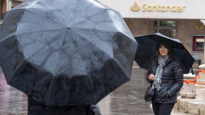 Este lunes llueve en varios puntos del país. Foto: EFE