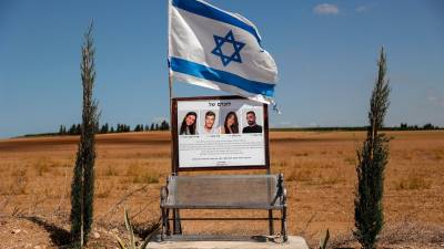 Memorial en recuerdo a cuatro israelíes asesinados en el Festival Supernova, el 7 de octubre de 2023. foto: EFE