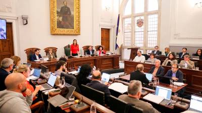 Una vista de l’oposició en un dels plens d’aquest mandat, al saló de l’Ajuntament, amb l’alcaldessa Sandra Guaita. Foto: Alfredo González