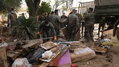 Militares trabajan este domingo en labores de limpieza en Paiporta, una de las poblaciones más afectadas por el paso de la DANA. Foto: EFE