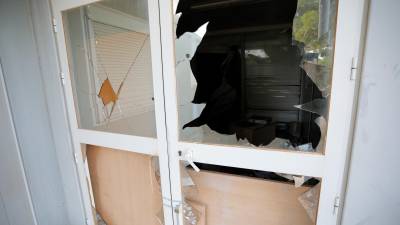 La puerta de acceso a las oficinas del club, totalmente destrozada. Foto: Pere Ferré