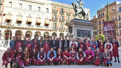 Los representantes de todos los establecimientos participantes en la Ganxet Pintxo, ayer por la mañana en la plaza de Prim. Foto: Alfredo González