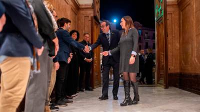 El president, acompanyat de l’alcaldessa, saluda els regidors de l’Ajuntament de Reus. Foto: Cedida