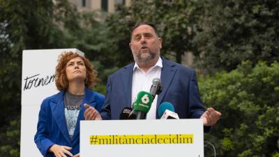 El expresidente de ERC y candidato a la reelección, Oriol Junqueras (d), acompañado la líder de los republicanos en el Ayuntamiento de Barcelona, Elisenda Alamany, que es candidata a ocupar la secretaría general del partido durante un acto en el que ha afirmado este martes que quiere que la formación republicana ocupe «un papel central y protagonista» y sea «la mejor alternativa» al PSC, por lo que ha «descartado absolutamente» un eventual Govern de coalición en esta legislatura. Foto: EFE