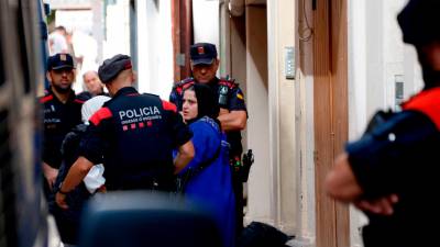 Una familia es desahuciada del piso en el que vivía en el centro de Reus. Foto: ACN