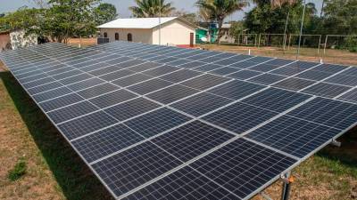 Paneles solares en una imagen de archivo. Foto: EFE