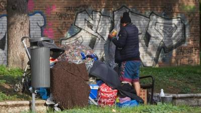 Un hombre sin techo junto a sus pertenencias en Vitoria el pasado septiembre. Foto: EFE