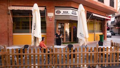 Una de las terrazas que continúan instaladas en la calzada, en el barrio de la Formiga de Vila-seca. FOTO: Àngel Ullate