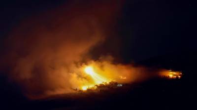 Fuego de artillería israelí en una aldea libanesa, al sur del país, esta pasada noche del 30 de septiembre al 1 de octubre. FOTO: EFE