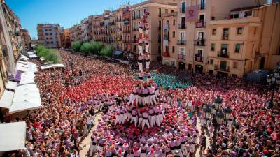 La plaça de la Font, plena de gom a gom en el primer diumenge de castells. Fotos: Marc Bosch y Àngel Ullate