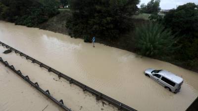 Un coche atrapado en una carretera en la localidad gaditana de Jerez de la Frontera que se encuentra en Alerta Roja por previsión de lluvias de hasta 120 litros en 12 horas y el Ayuntamiento ha rogado a toda la ciudadanía «extremar la precaución y la prudencia», según ha informado el Servicio Local de Protección Civil. Foto: EFE