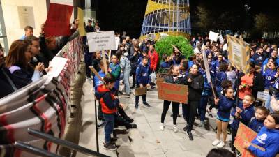 La manifestación en la plaza del Ayuntamiento reunió a representantes de todos los deportes. Fotos: Alba Mariné