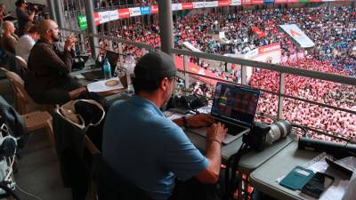 Diversos fotoperiodistes, entre ells Emilio Morenatti, durant el XXIX Concurs de Castells a Tarragona. Foto: ACN