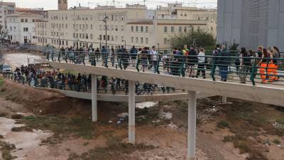 Miles de personas se desplazan desde Valencia a La Torre para ayudar a los afectados por las inundaciones causadas por la DANA, este viernes. Foto: EFE