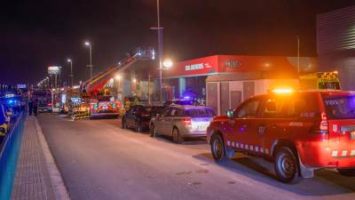 Los bomberos trabajan en el incendio. Foto: Marc Bosch