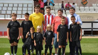 La Floresta recibe las equipaciones por ganar el ´Junts Commarca´. Foto: Gimnàstic de Tarragona